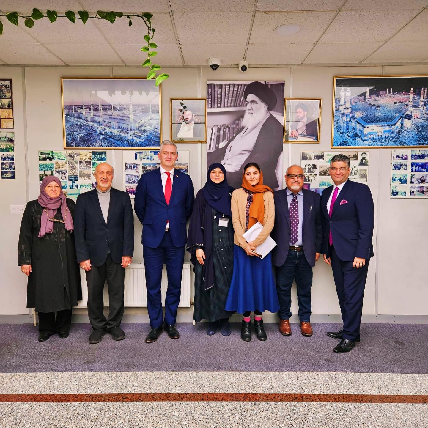 مؤسسة الإمام الخوئي الخيرية تستقبل المبعوث البريطاني الخاص لشؤون حرية الدين أو المعتقد